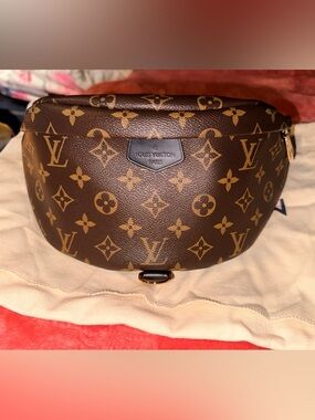 ❤️Authentic Bumbag My LV World Tour❤️
